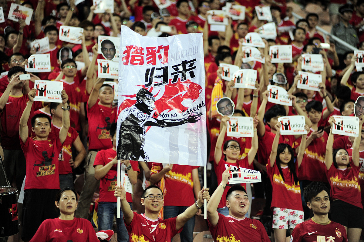 包含助攻之争：球员们全力以赴争夺胜利的词条