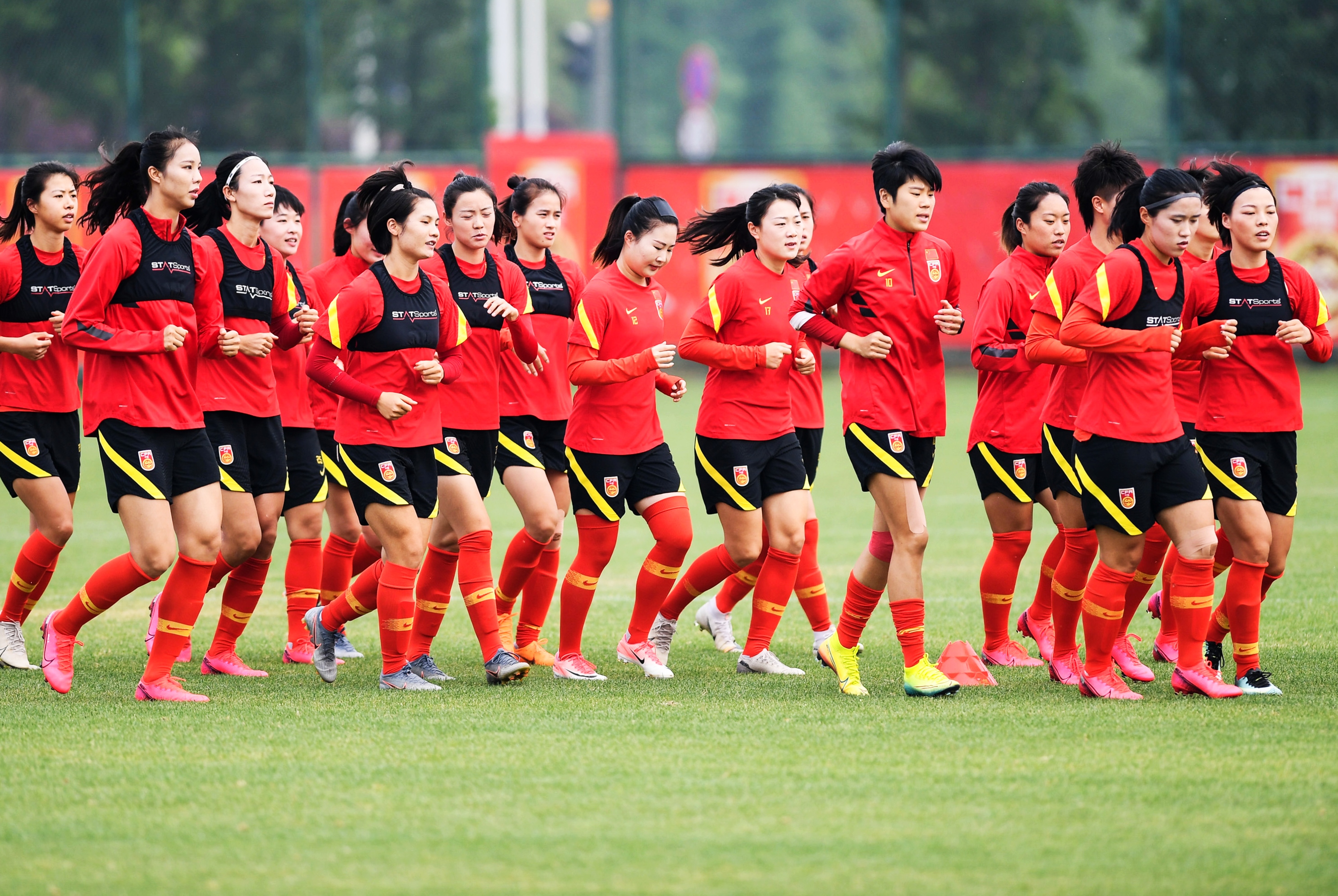 国际女足比赛现场热闹，球迷激情呐喊助威支持