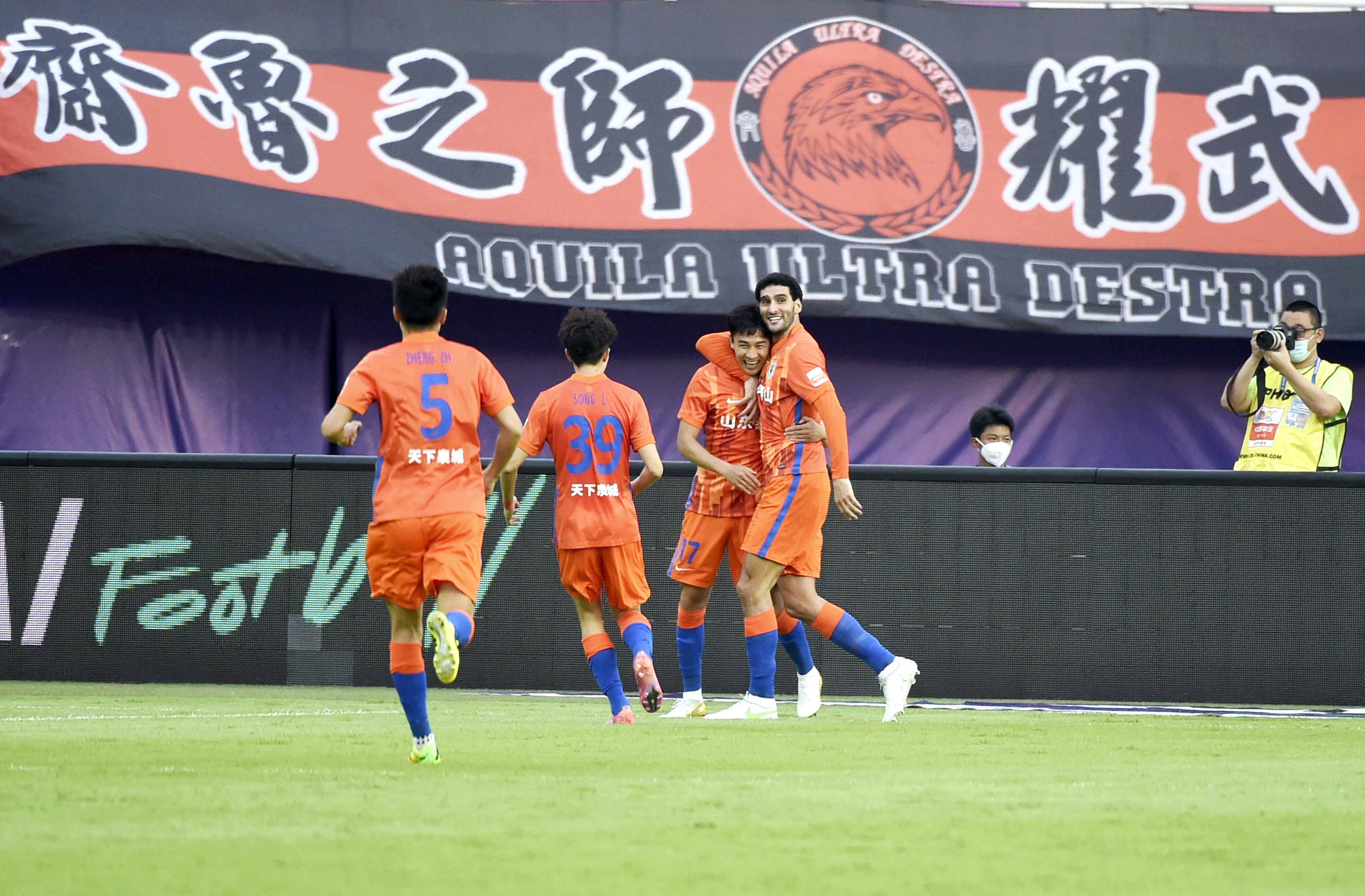 关于广州恒大完胜对手，领跑中超积分榜的信息